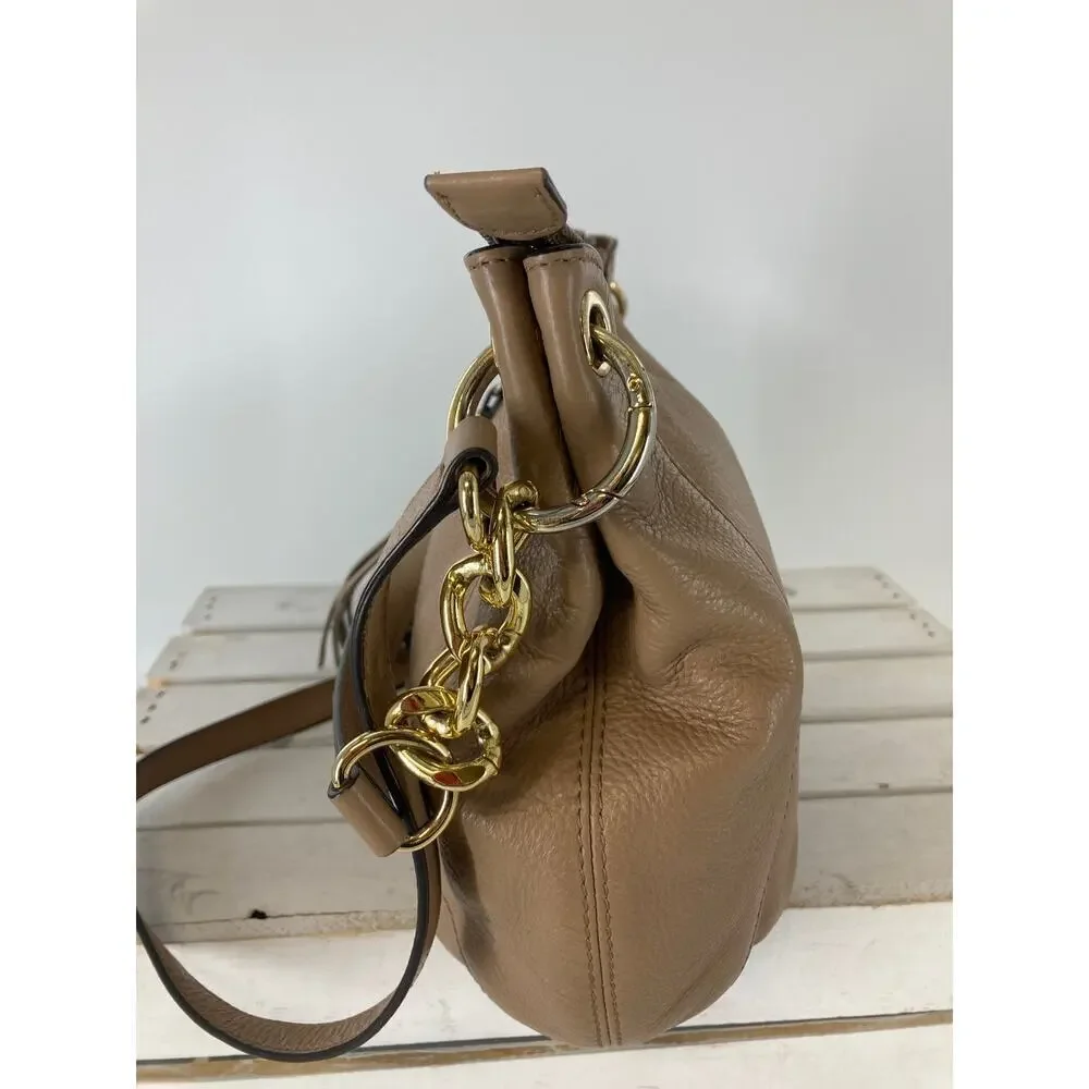 MICHAEL KORS, MEDIUM TAUPE PEBBLED LEATHER CROSSBODY BAG